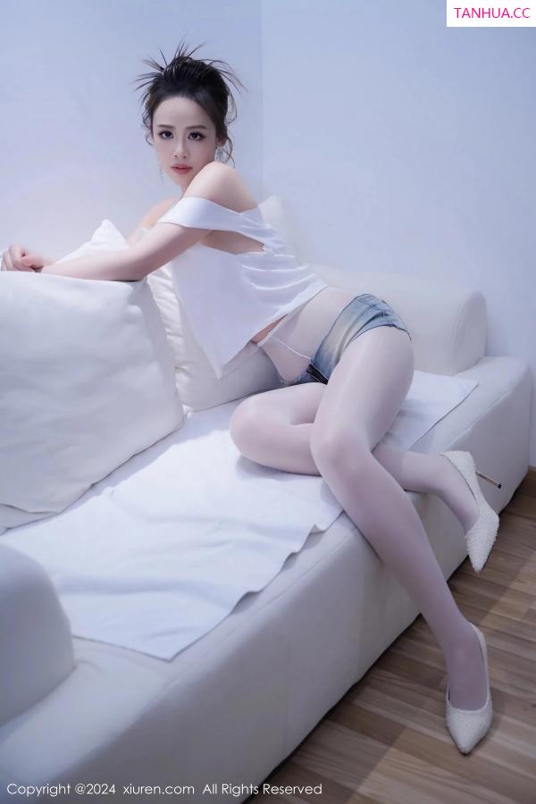   [XiuRen]高清写真图 2024.04.02 No.8329 甜七七 丝袜美腿第24张图片